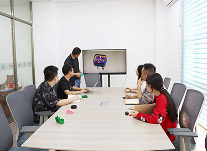 300人強(qiáng)大生產(chǎn)團(tuán)隊(duì)